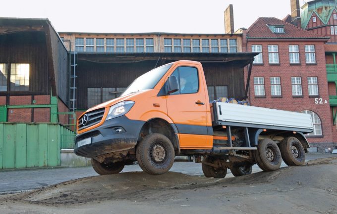 Ein besonders geländegängiger «Geselle» aus dem ABH-Programm: Sprinter-6×6-Pritschenwagen für schwieriges Gelände. 