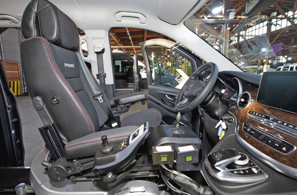 V-Klasse für mobilitätseingeschränkte Personen von Paravan mit Fahr- und Lenksystem Space Drive II.