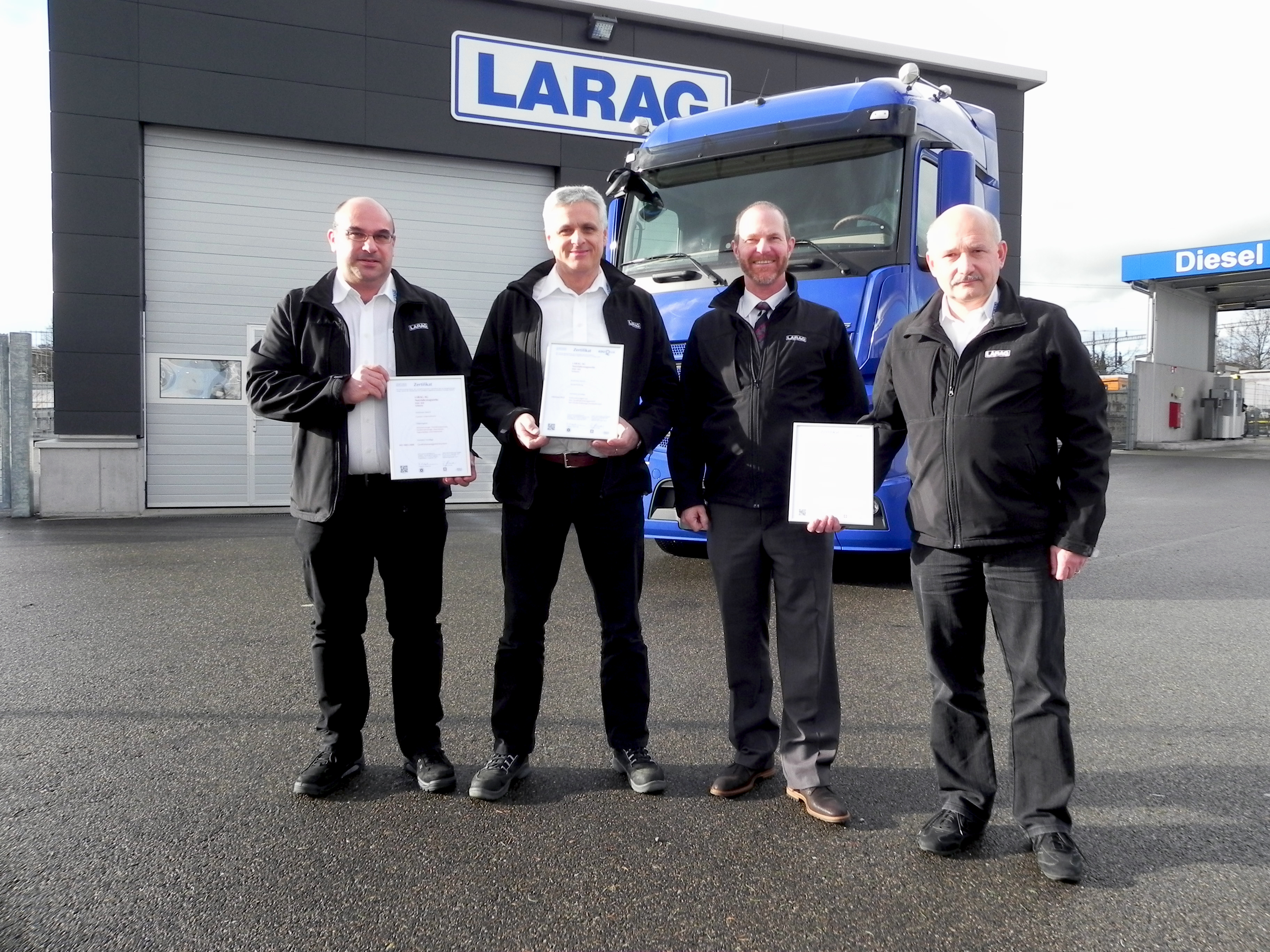 V.l.: Rolf Zimmermann (Leiter Qualitäts-Management), Franz Fritschi (Betriebsleiter und Ausbildner), Bruno Jäger (VR-Präsident) und Walter Oertli (Betriebsleiter und Filialverantwortlicher)