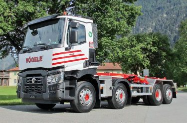 Der neue Renault Trucks C 460 P 8×2 mit Hakengerät ist bereit für seine neuen Recycling-Herausforderungen.