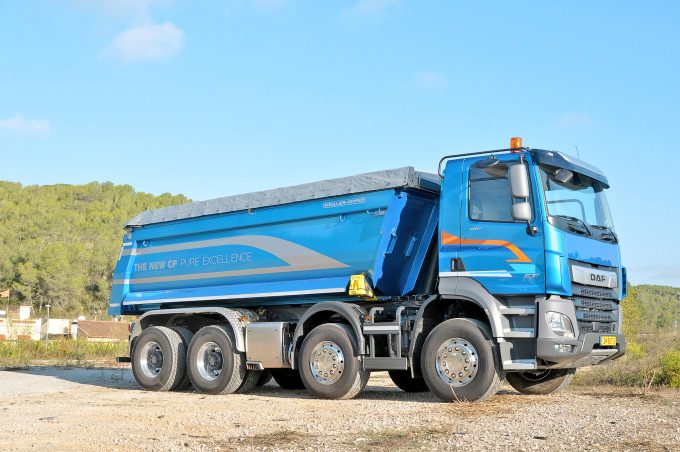 Die neue Tandemachse mit Aussenplanetengetriebe kann beispielsweise auch in der neuen Version Construction geordert werden; eine gute Basis für Fünfachser-Umbauten. Der Seitentritt mit Dachhandlauf ist ein spezifisches Construction-Merkmal.