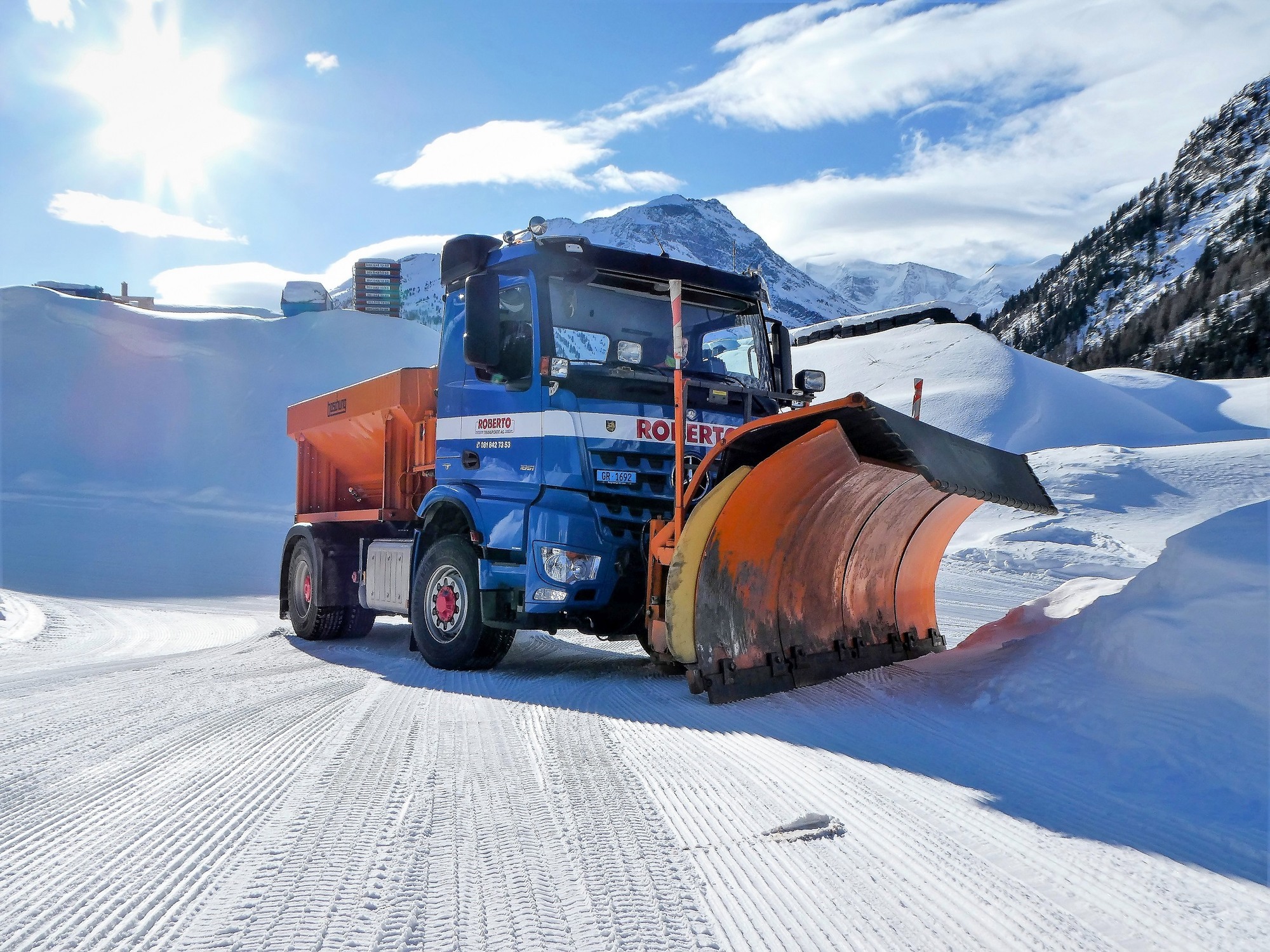 Während der Flottenjüngste von Roberto Transporte AG im Winter für Schnee­räumungen usw. eingesetzt wird, ist er sommers als Kippsattel unterwegs.
