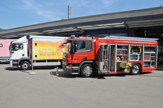 <li class="artikel_legende">Beide Fahrzeuge helfen löschen – links den Durst und rechts den Brand.</li> 