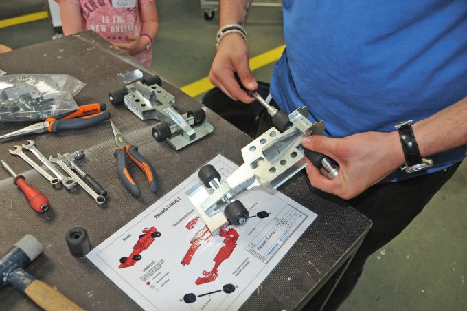<li class="artikel_legende">Zuerst in der Schlosserei, dann in der Lackiererei entstanden diese Rennautos.</li> 
