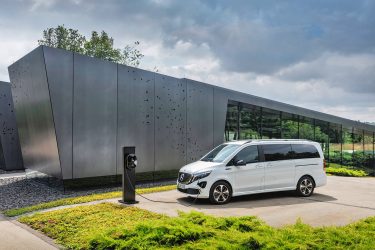 Der Kühlergrill und die Tankklappe im Stossfänger unterscheiden den EQV optisch von der V-Klasse. Seine Reichweite: über 400 km.