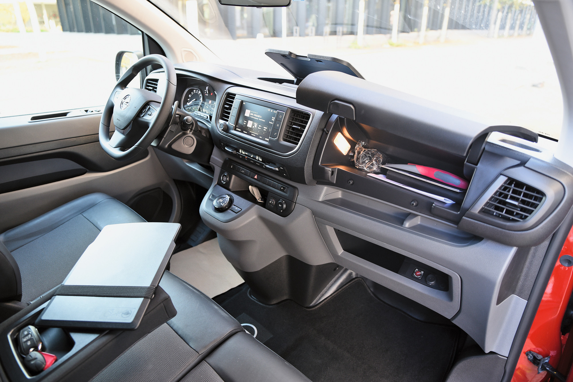 Opel Vivaro Automatik Cockpit TIR transNews