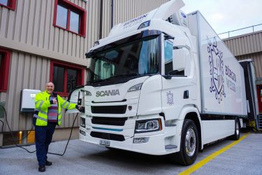 Sie freut sich jeden Tag auf ihren Scania Autotransporter - TIR