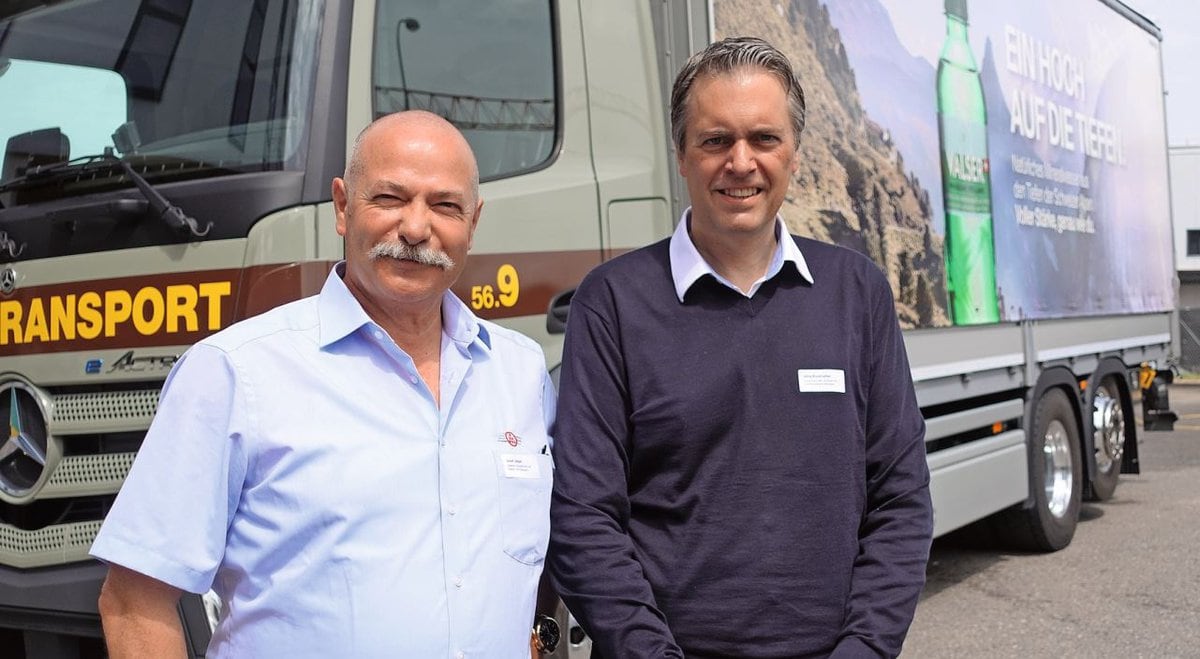 Zwei Partner auf dem Weg zu netto null: Josef Jäger (l.), Direktor Camion Transport, und Jürg Burkhalter, General Manager Coca-Cola HBC Schweiz.