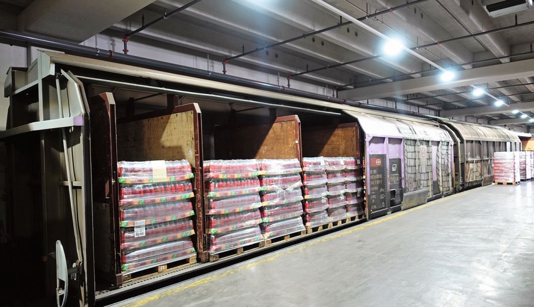 Im 2014 in Betrieb genommenen Logistikcenter Rümlang werden auch die Getränke der Coca-Cola HBC Schweiz für die Bahn verladen.