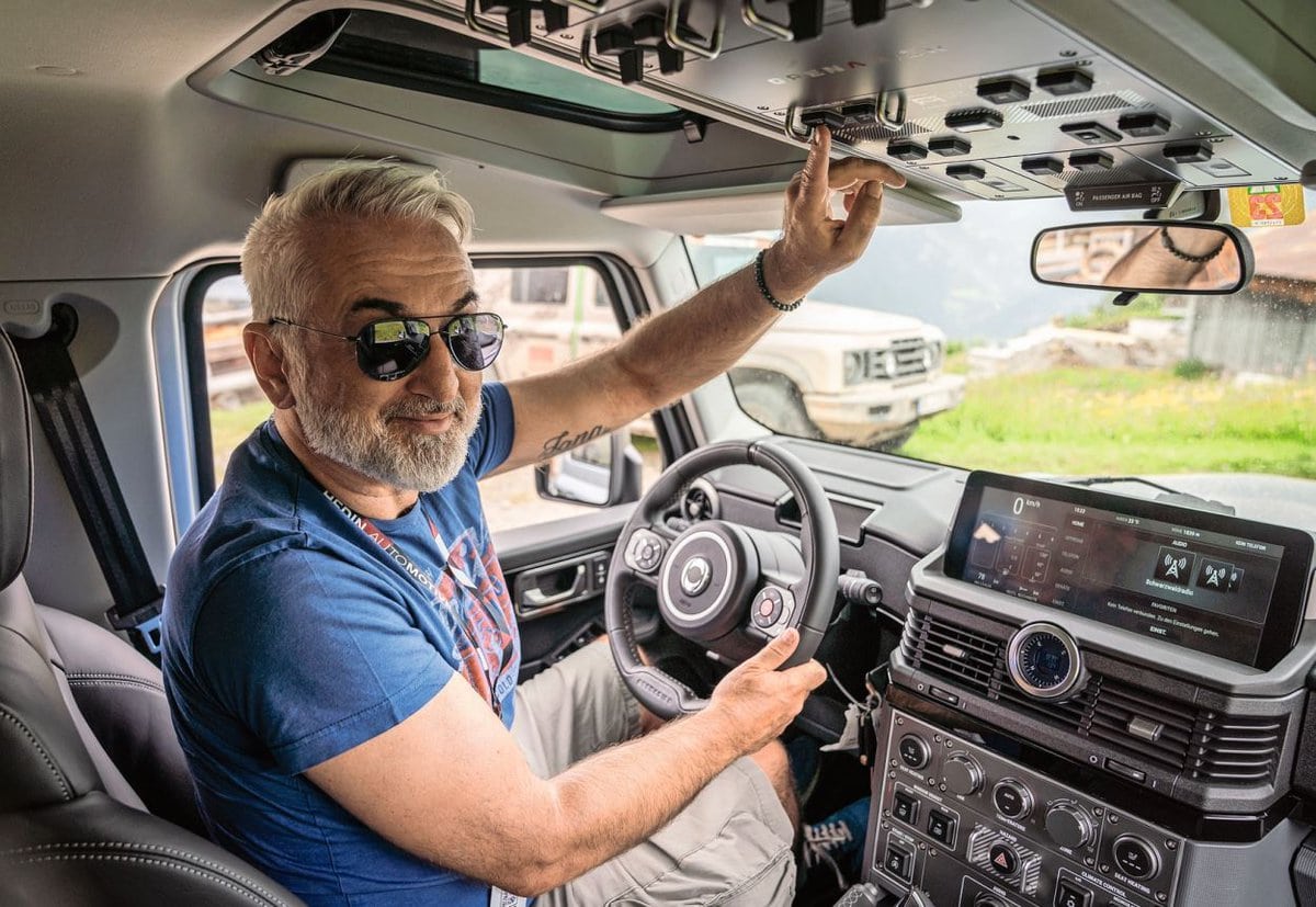 Die mittig positionierten Steuerelemente lassen sich gleichermassen von der Fahrer- und der Beifahrerseite her einfach und sicher bedienen.