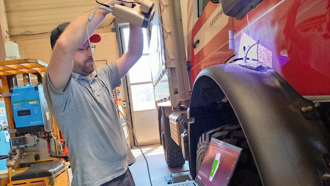 Die Grunddaten fürs CAD liefert ein 3D-Scanner. Hier scannt Nicolas Gemperle den seitlichen Blinker des Unimog.