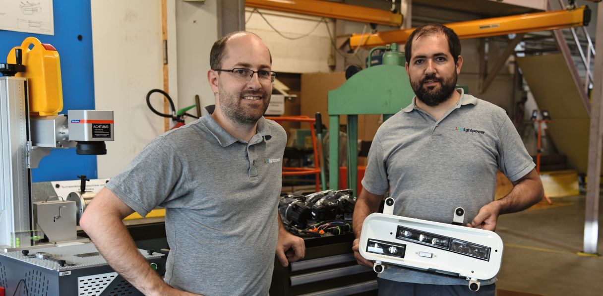 Nicolas und Tobias (re.) Gemperle entwickeln und bauen gemeinsam bei LEDlightpower Lichtlösungen, wie hier eine LED-Leuchteinheit für den Mercedes-Benz Atego zur Nachrüstung.