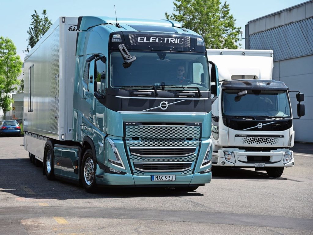 Der Volvo FH Electric ist startklar. Vom Schweizer Hauptsitz der Volvo Group in Dällikon zogen wir mit der 38-Tonnen-Kombination eine abwechslungsreiche Runde mit stattlichem Berganteil.