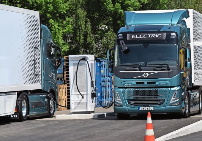 FH und FM Electric (rechts) an der Ladesäule in Dällikon. Die Technologie ist in beiden Modellen identisch, die Trucks unterscheiden sich eigentlich nur mit dem Fahrerhaus.