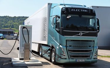 Nach der Fahrt stecken wir den FH Electric wieder an die Ladesäule in Dällikon ein.