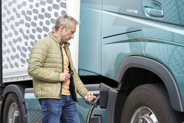 Volvo Trucks Schnellladen von Elektro-LKW TIR transNews