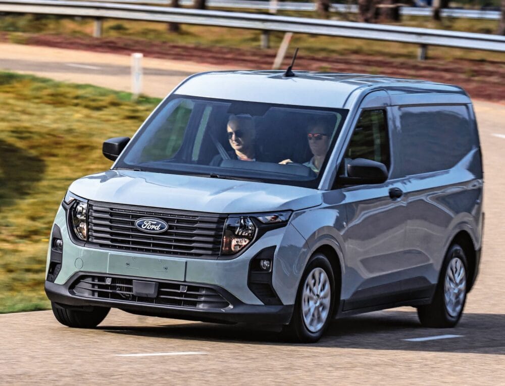 Die Ideallinie sitzt: Im Vorserien-Elektro-Courier gingen wir auf dem Ford Lommel Proving Ground in die Vollen.