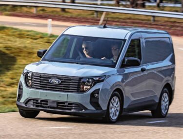 Die Ideallinie sitzt: Im Vorserien-Elektro-Courier gingen wir auf dem Ford Lommel Proving Ground in die Vollen.