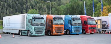 30 Jahre Evolution in einem Bild – und bereit, von uns gefahren zu werden (v.l.): Volvo FH Electric, Volvo 500 I-Save, Volvo FH 500 LNG und Volvo FH16 520 Classic