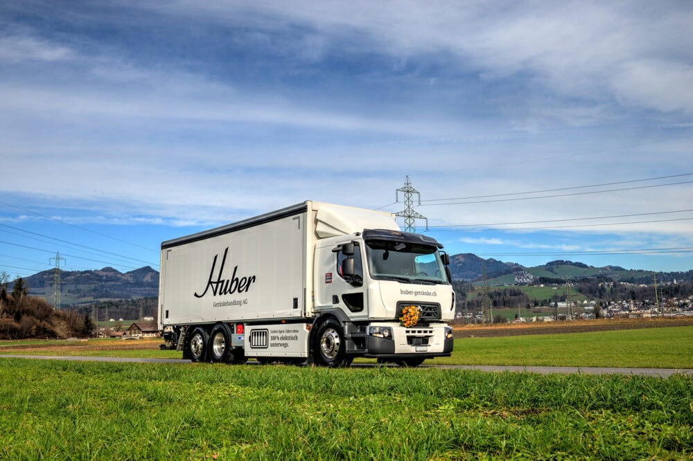 Huber Getränkehandlung AG: Getränkelogistik mit dem Renault Trucks E-Tech D Wide TIR transNews
