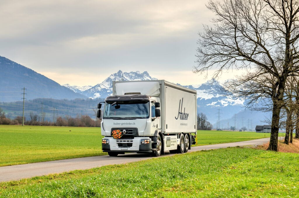 Huber Getränkehandlung AG: Getränkelogistik mit dem Renault Trucks E-Tech D Wide TIR transNews
