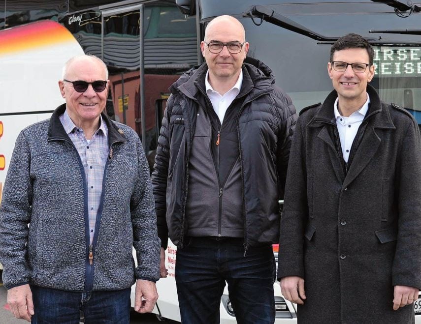 Rudolf Meier, Roger Meier und Sandro Valente vor dem neuen Beulas.