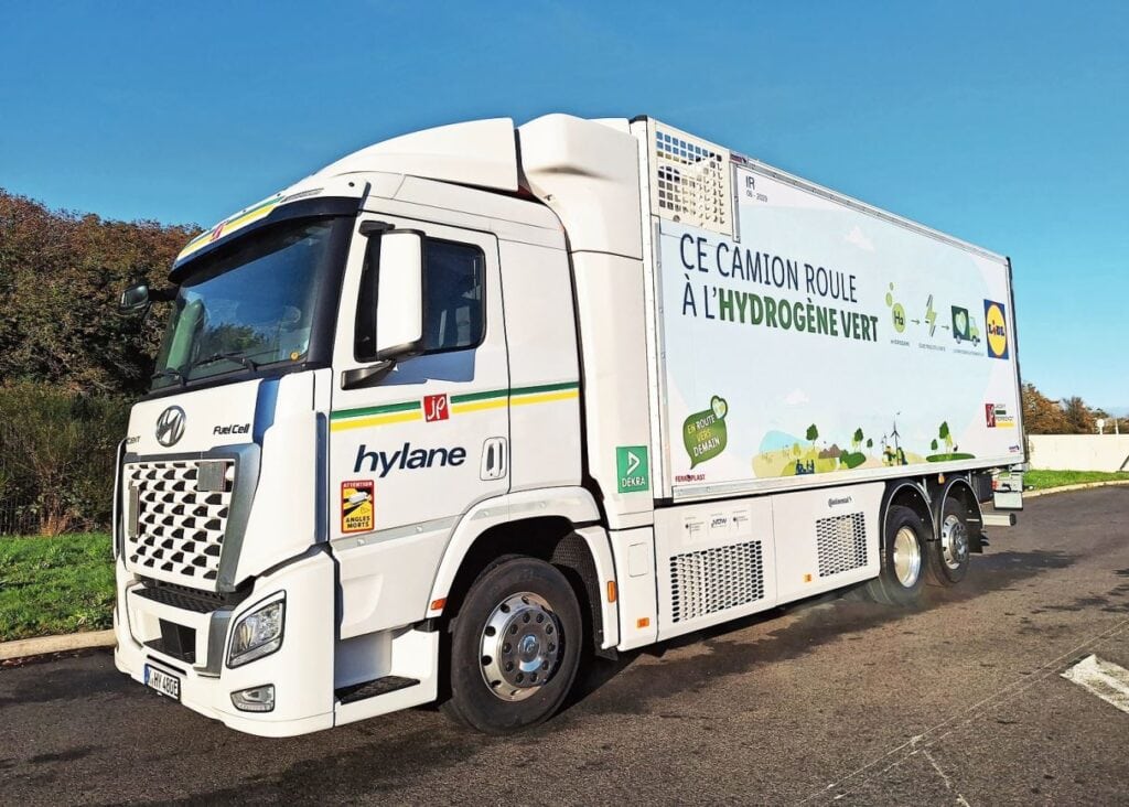 Noch vor Hyliko (Titelseite) wurde Anfang Jahr in Frankreich für Lidl ein HHM-LKW eingeführt. Er gehört dem deutschen LKW-Vermieter Hylane, der ebenfalls Pay-per-use-Lösungen anbietet.