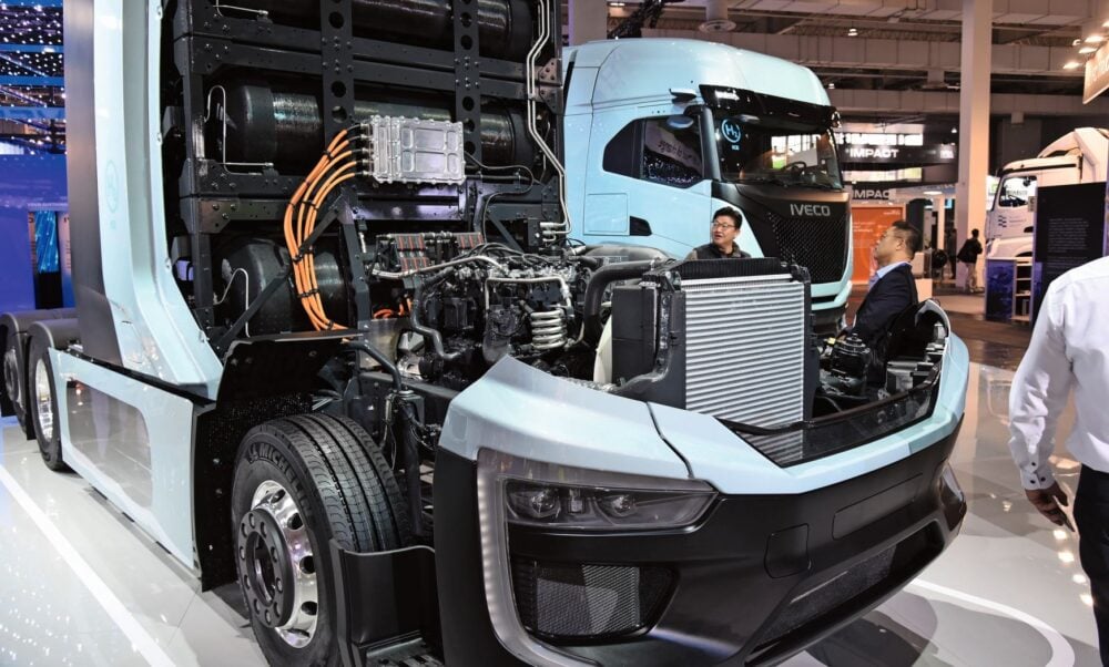 Optisch lehnt Iveco die H2-Verbrenner-Konzepte an sein Brennstoffzellen-Fahrerhaus an. Die Hochvolt-Kabel verraten das Modell mit Generatorfunktion.