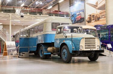 Die neue VIPRE-Kombination ist das aktuelle Highlight des DAF-Museums. Mit solchen Fahrzeugeinheiten wurde in den 1960er-Jahren das Personal ver- schiedener Firmen in Eindhoven zur Arbeit gefahren.