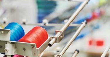 Als nachhaltig orientierter Textildienstleister verfolgt Mewa verschiedene Forschungsansätze zu den Einsatzmöglichkeiten recycelter Materialien sowie zur Wiederaufbereitung von Fasern aus ausgedienten Textilien.