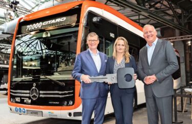 Till Oberwörder (rechts) und Mirko Sgodda überreichen den 70 000. Mercedes-Benz Citaro an Karen Bosch.