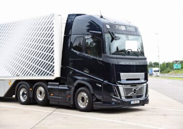 Die neue Front bietet über dem Kühler eine grosse Fläche für firmeneigene Beschriftungen. Trotz Blindspot-Kamera nutzt Volvo weiterhin zwei Spiegel für die Gesamtübersicht.