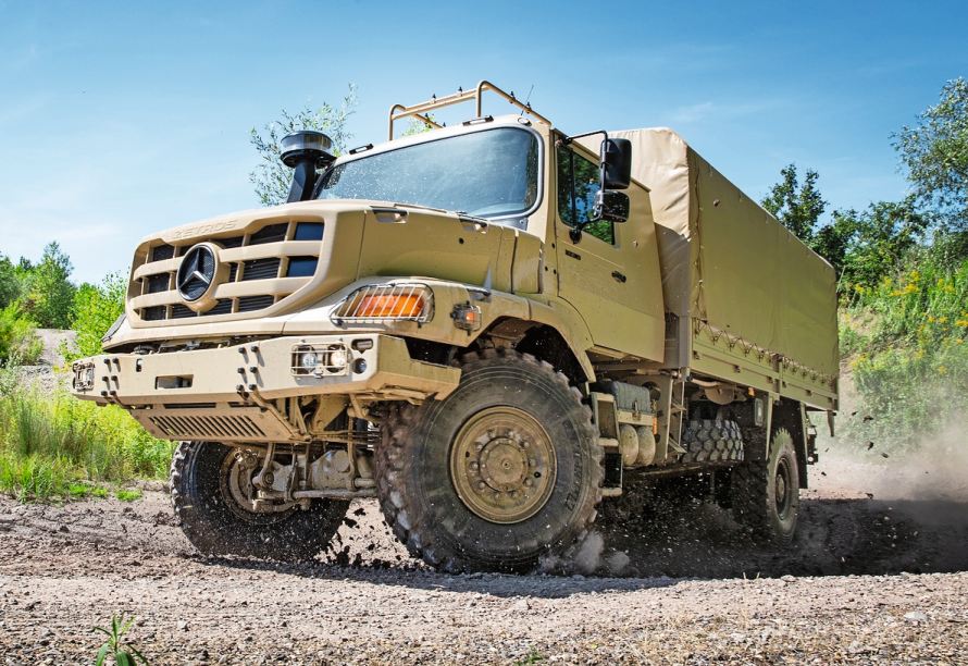 Der nur 8,84 Meter lange Zetros 2036 A 4×4 ist als Zweiachser mit 5,1 Meter Radstand besonders wendig.