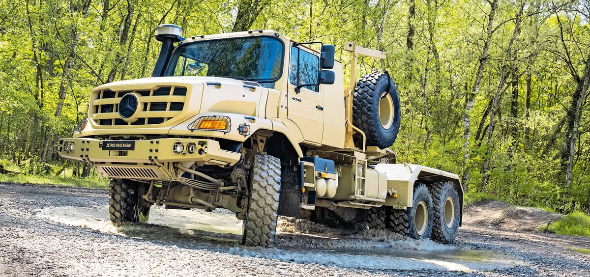Der Zetros 3351 AS 6×6 ist eine dreiachsige Schwerlast-Sattelzugmaschine.
