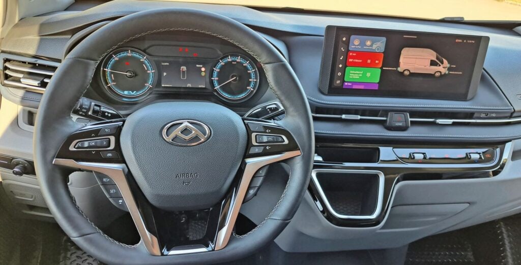 Das Cockpit ist mit seinen wenigen Schaltern und Knöpfen intuitiv bedienbar. Vieles läuft über den Touchscreen.