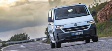Das moderne Gesicht des neuen Transporters – hier als Arbeitspferd ohne lackierte Stossfänger – zeigt die Verwandtschaft mit dem Multivan.