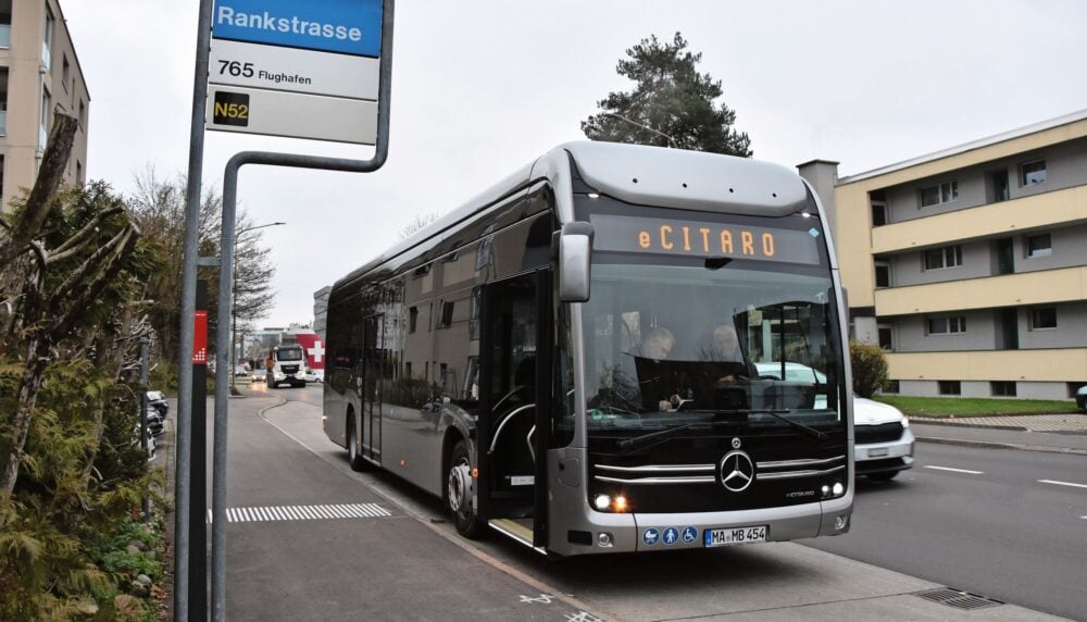 Mit dem eCitaro fuel cell emissionsfrei unterwegs, hier bei einem Fotostopp in Kloten.