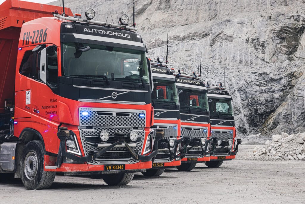 Sieben Volvo FH arbeiten unter anspruchsvollen Bedingungen und navigieren effizient eine fünf Kilometer lange Strecke mit steilen Steigungen und Tunnels.