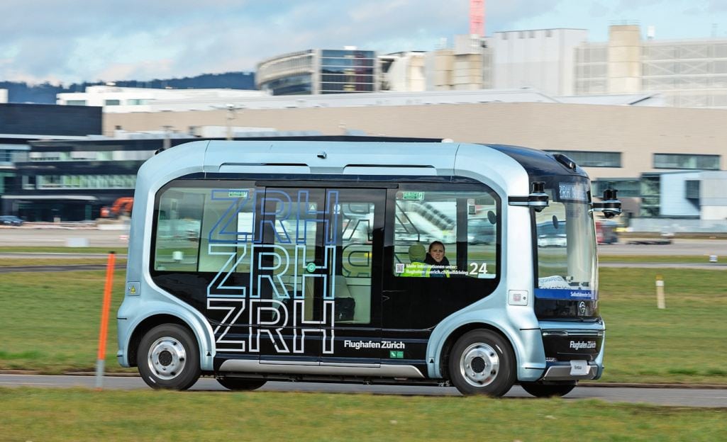 Im März 2025 fanden am Flughafen Zürich umfangreiche Tests von WeRide mit einem autonomen Shuttle statt, allerdings mit Sicherheits-Beauftragten an Bord und ohne Passagiere. (Foto: Flughafen Zürich AG)