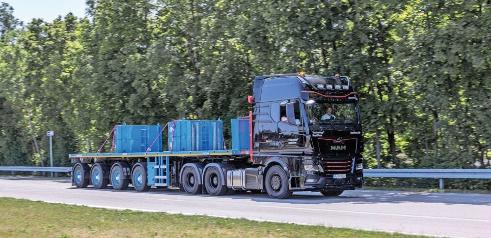 Die MAN TGX 33.640-Sattelzugmaschine bringt mit ihren zwei angetriebenen Achsen die 640 PS des 16-Liter-D38-Motors mühelos auf die Strasse und ist für Zuggesamtgewichte bis 180 Tonnen einsetzbar.