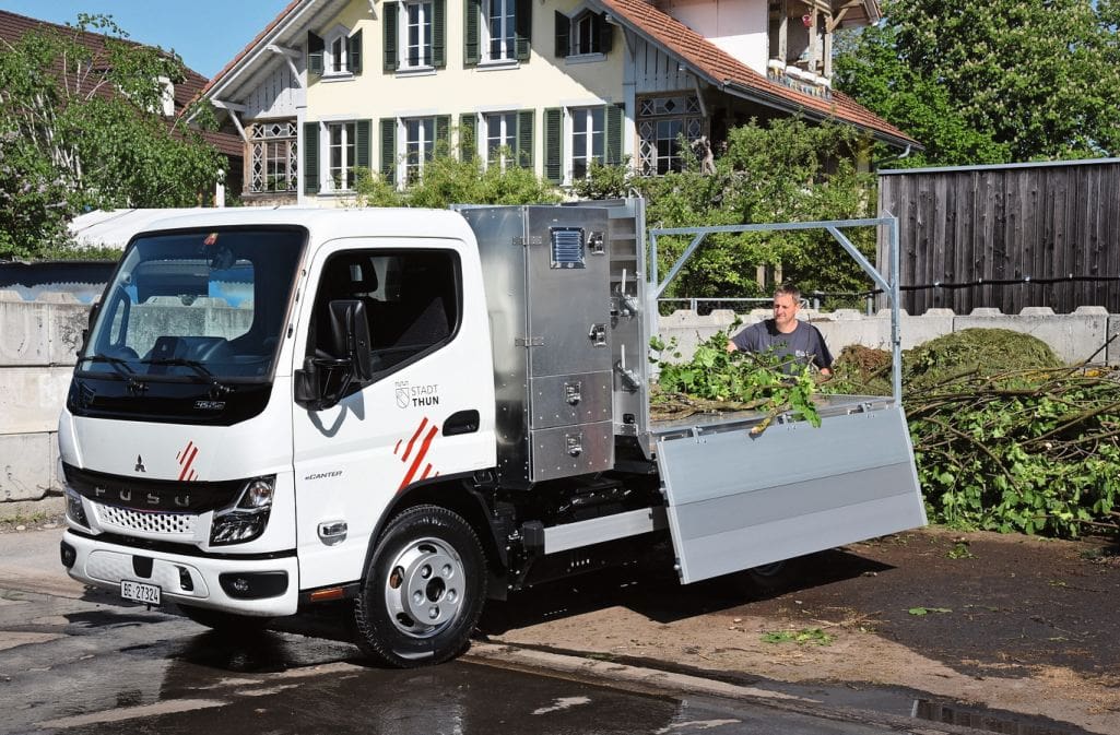 Florian Eymann hat bereits Erfahrungen mit der Elektromobilität gemacht und freut sich auf das neue Einsatzfahrzeug für seine Arbeitsgruppe.