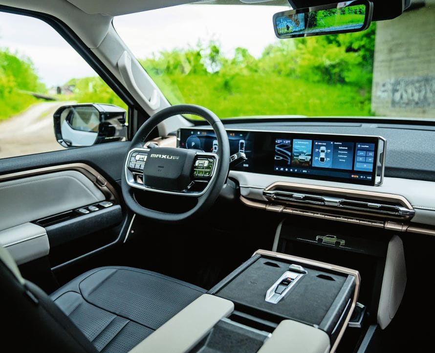 Die Fahrwerkshöhe des eTerron 9 passt sich auf Knopfdruck an. Eine digitale Fahrzeugwaage hilft gegen Überladung.