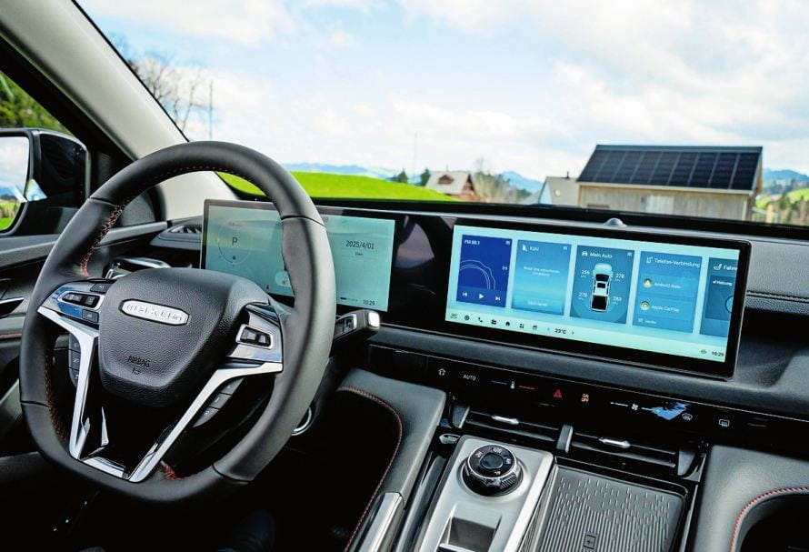 Auch im T60 Max findet sich das duale 12,3-Zoll-Display mit digitalem Tacho und 360°-Kamerasystem.