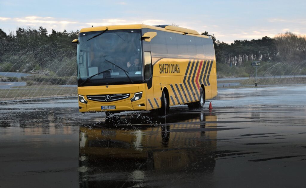 Die sechste Generation des Safety Coach erlebte ihre Weltpremiere auf der IAA Transportation 2024. Mit an Bord: Notbremsassistent ABA 6 mit Mehrspurüberwachung, Sideguard Assist 2 mit Erweiterung auf der Fahrerseite, Frontguard Assist mit Überwachung vor dem Fahrzeug sowie Traffic Sign Assist.