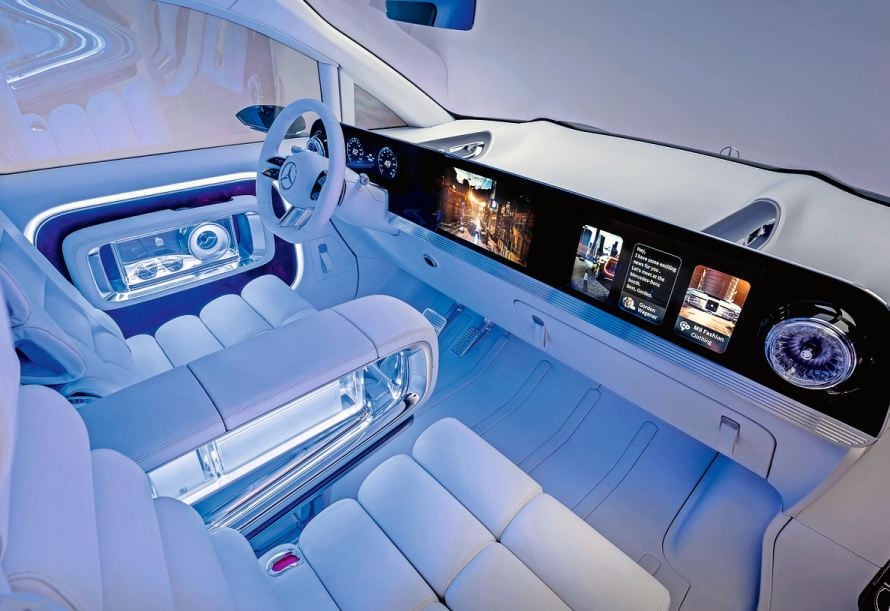 Ein Superscreen mit drei Bildschirmen erstreckt sich im Cockpit von A-Säule zu A-Säule.