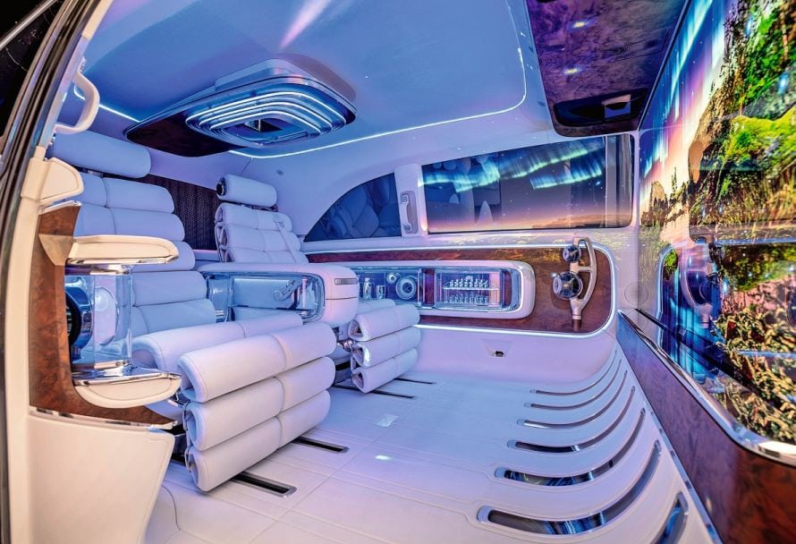 Sieben Projektoren in Dachhimmel und Boden der «Private Lounge» erweitern das Sichtfeld und erzeugen ein digitales 360-Grad-Erlebnis.