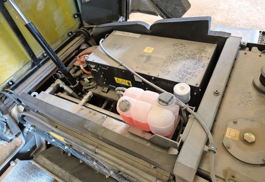 Unter der Motorhaube sind einige Komponenten direkt zugänglich. Die Batterien liegen tiefer darunter.