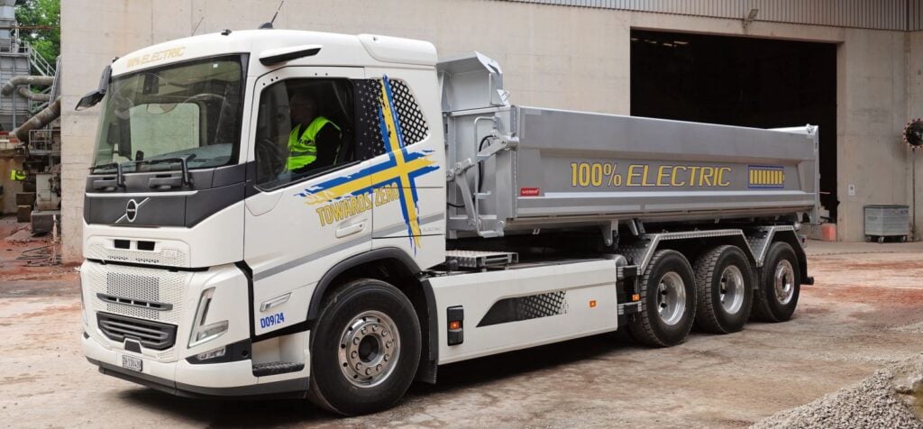 Erstmals konnte auch der neue Volvo FM Electric Vierachser mit Tridem-Hinterachsaufhängung und lenkbarer Nachlaufachse gefahren werden.
