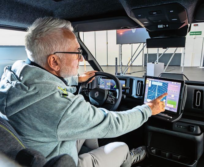 Das volldigitale Cockpit mit vielen Ablagen wurde ergonomisch ganz auf den Fahrer ausgerichtet.