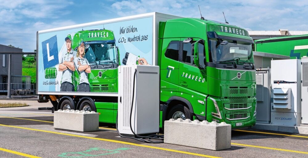Agrola MicroGrids sind vielfältig nutzbar und lassen sich überall da einsetzen, wo grosse Strommengen verbraucht und gesteuert werden müssen, etwa an Tankstellen mit Schnellladestationen, auf gewerblichen Arealen mit Produktion oder Wohnüberbauungen.
